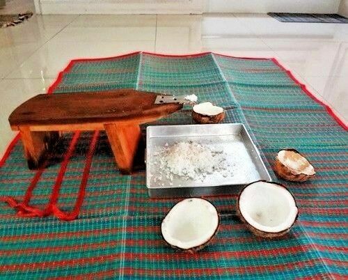 Ancient Coconut Grater Shredder Wood Scraper Thai Food Oil Portable Grinder DHL
